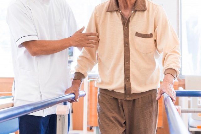 理学療法士が患者の歩行練習を介助する様子