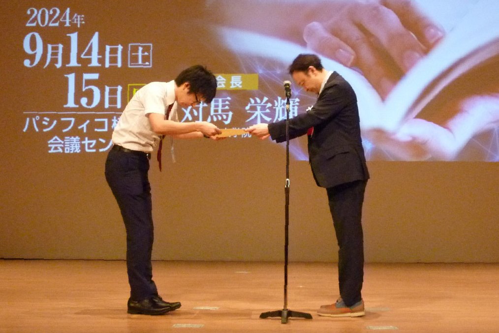 日本運動器理学療法学会学術大会での学術大会長賞の授賞式